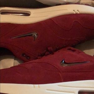 Air max’s premium team red brand new still in box